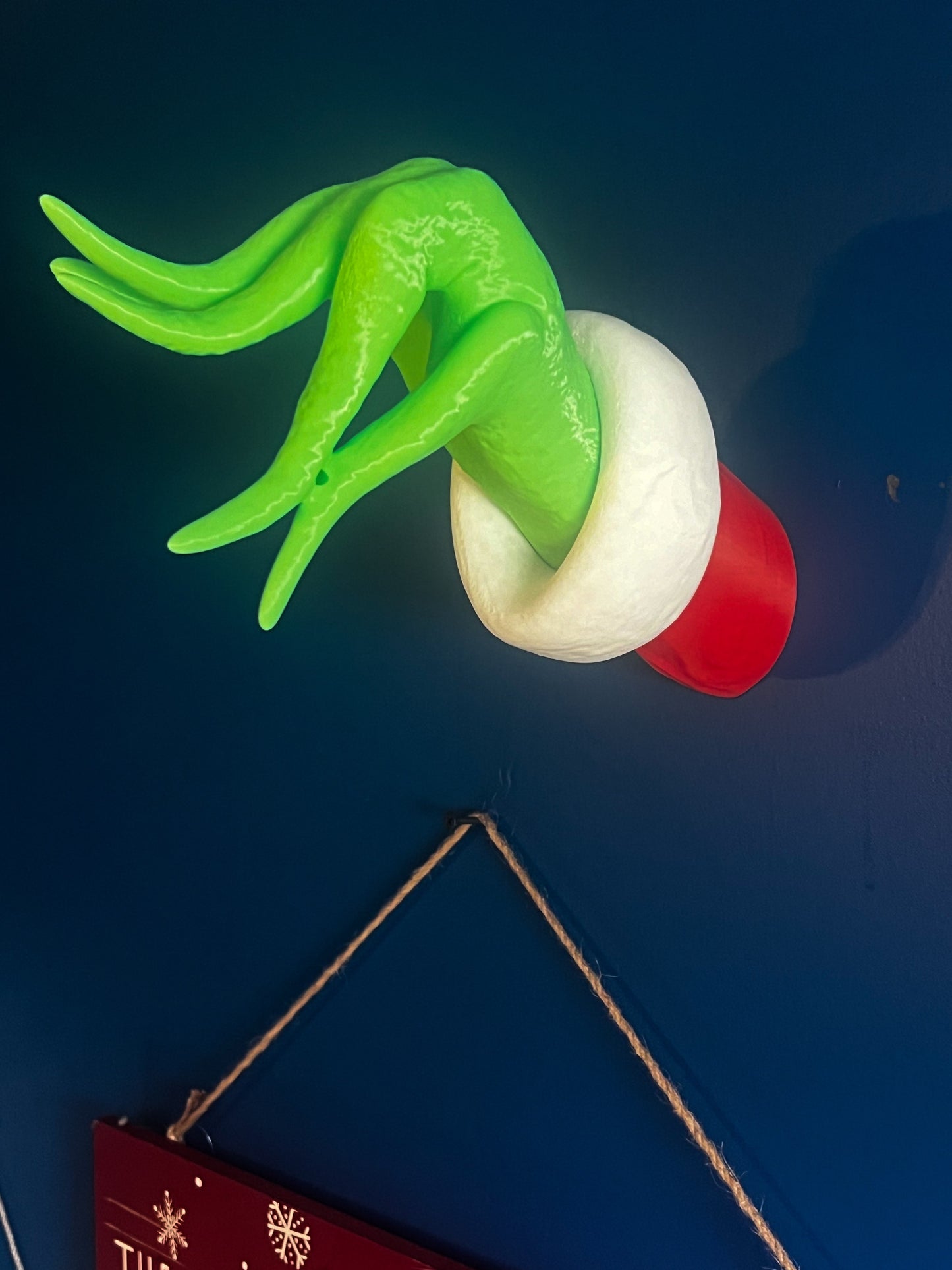 Grinch Hand Wall hanger (Does not include Ornament)