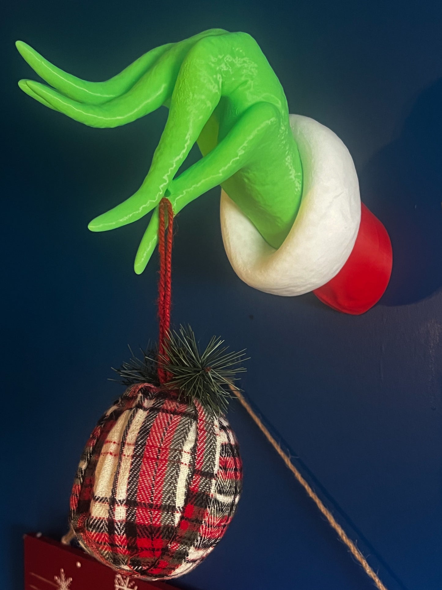Grinch Hand Wall hanger (Does not include Ornament)